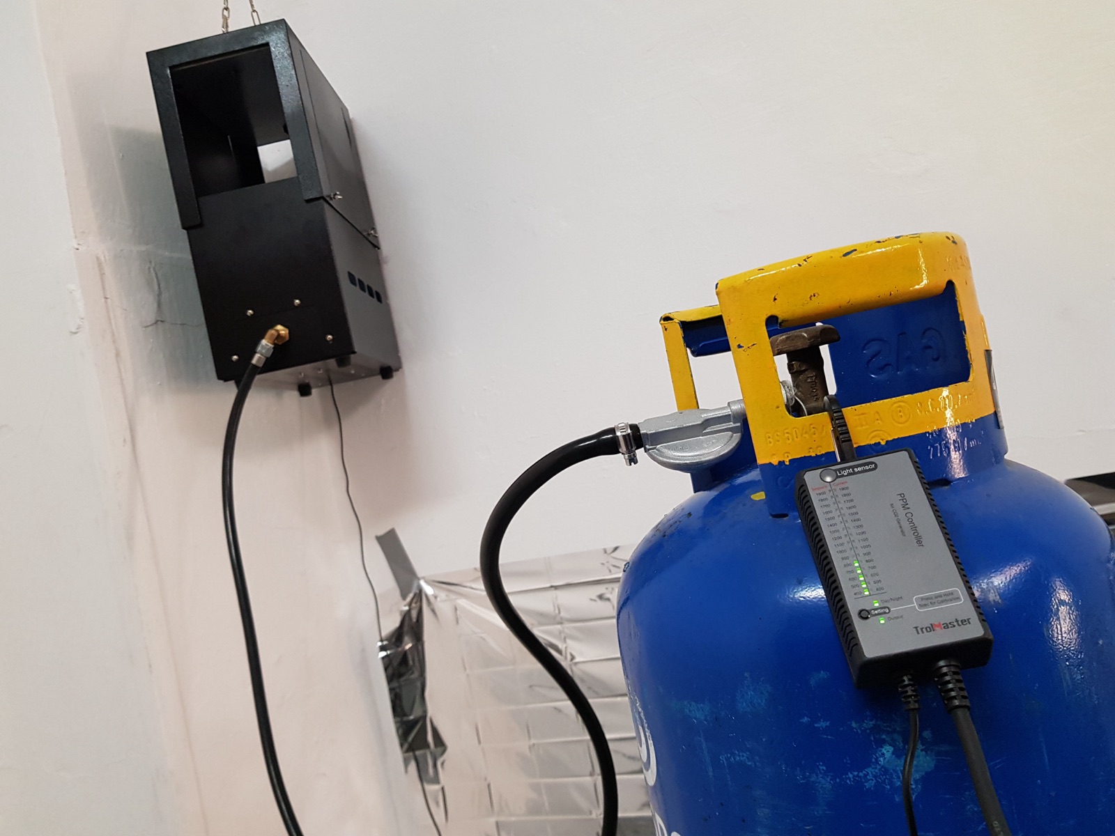 Propane CO₂ generator with blue LPG cylinder and inline gas controller